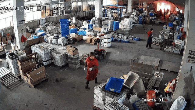 监控曝光：员工弯腰瞬间，工厂突燃大火